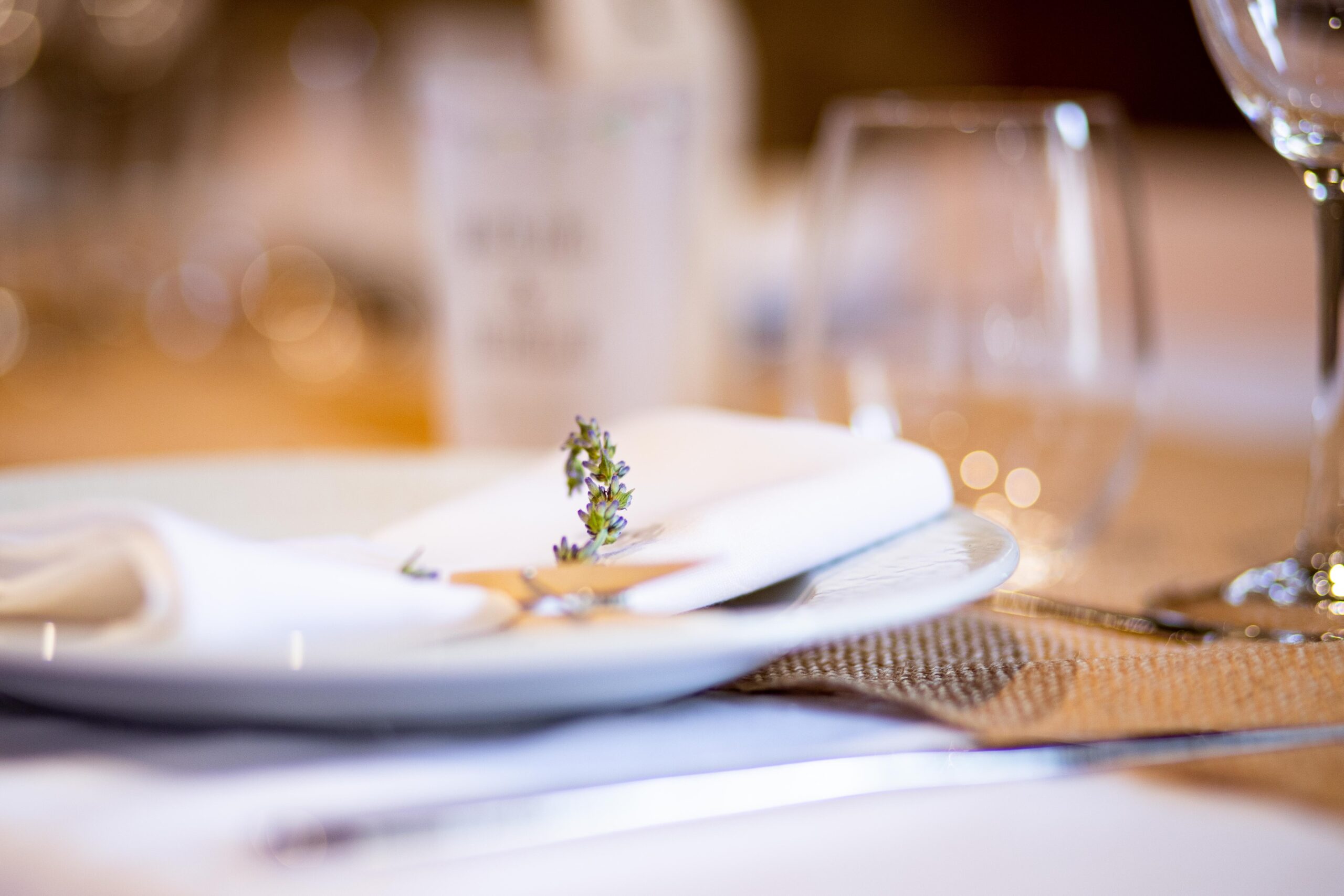 Détail d'une assiette dressée avec petit élément décoratif végétal