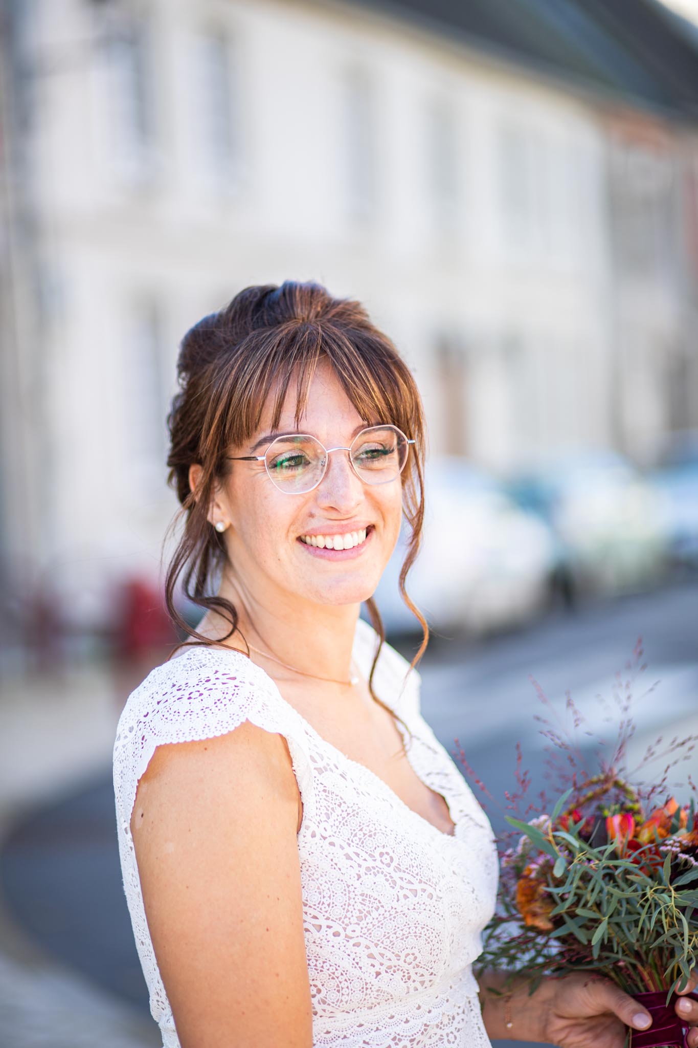 Portrait souriant de la mariée avec son bouquet